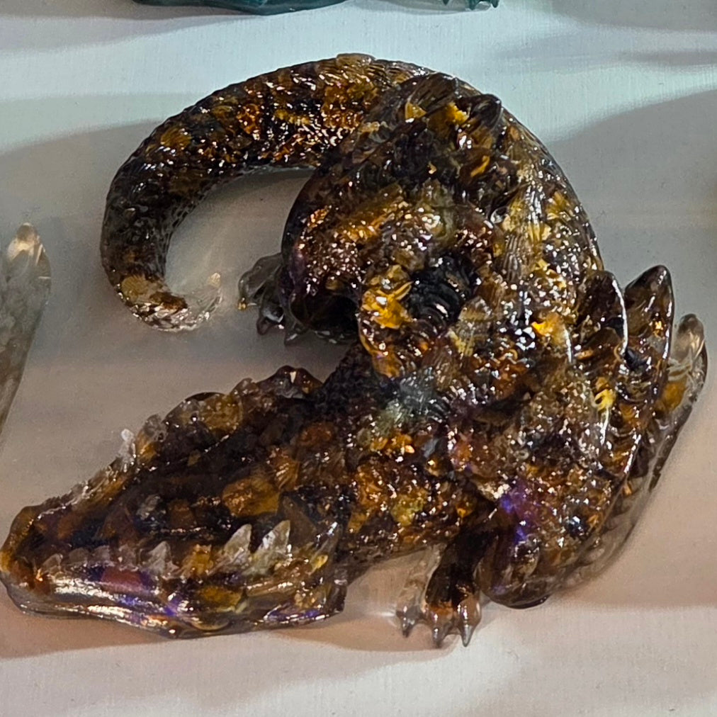 Drachen aus Harz – Tigerauge & Blattgold