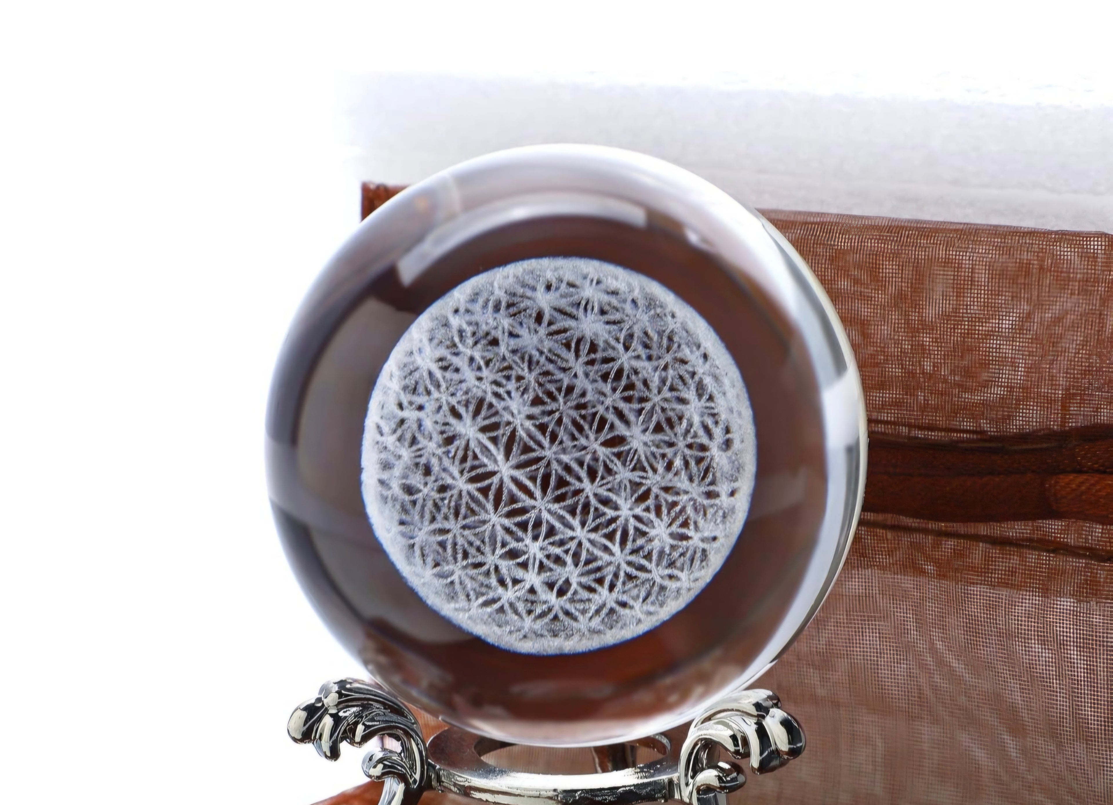 Beleuchtete Glaskugel mit Blume des Lebens – 10 cm auf Holzsockel